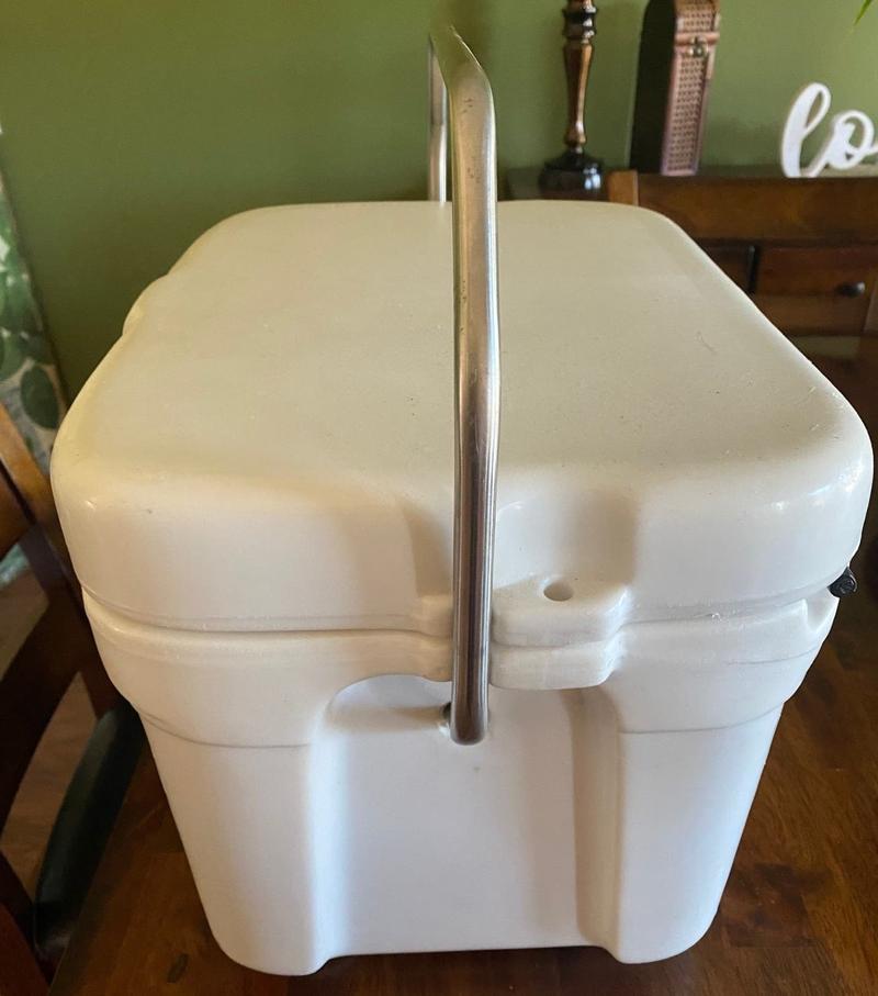 YETI Roadie 15 Front Handle View